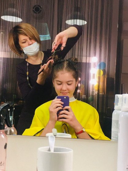 Процес стрижки волосся у професійного перукаря