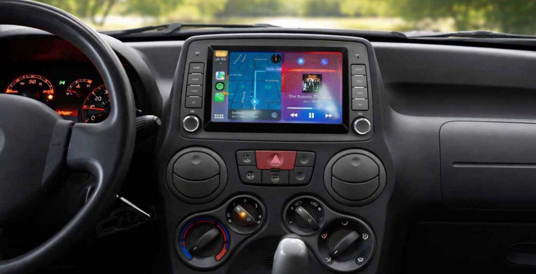 Салон Fiat Panda 169 з мультимедійною магнітолою Apple CarPlay та Android Auto