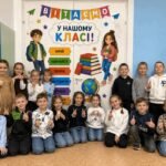 Фото розробки: Оформлення дверей класу «Вітаємо у нашому класі!» 🏫🚌