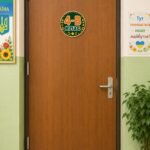 Таблички на двері з номером і літерою класу